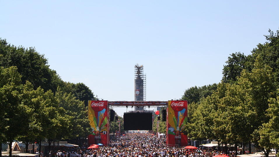 Christian Fertl war am Sonntag auf der Fanmeile in Berlin und erlebte dort das Achtelfinale gegen England auf Gro&szlig;leinwand.