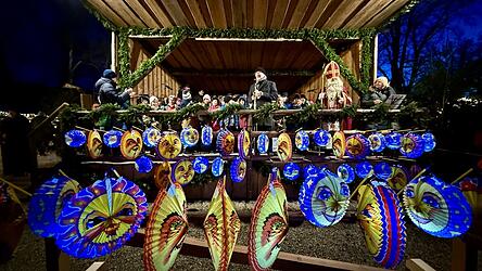 Bei Einbruch der Dunkelheit sorgten Laternen für eine vorweihnachtliche Atmosphäre auf dem Christkindlmarkt.
