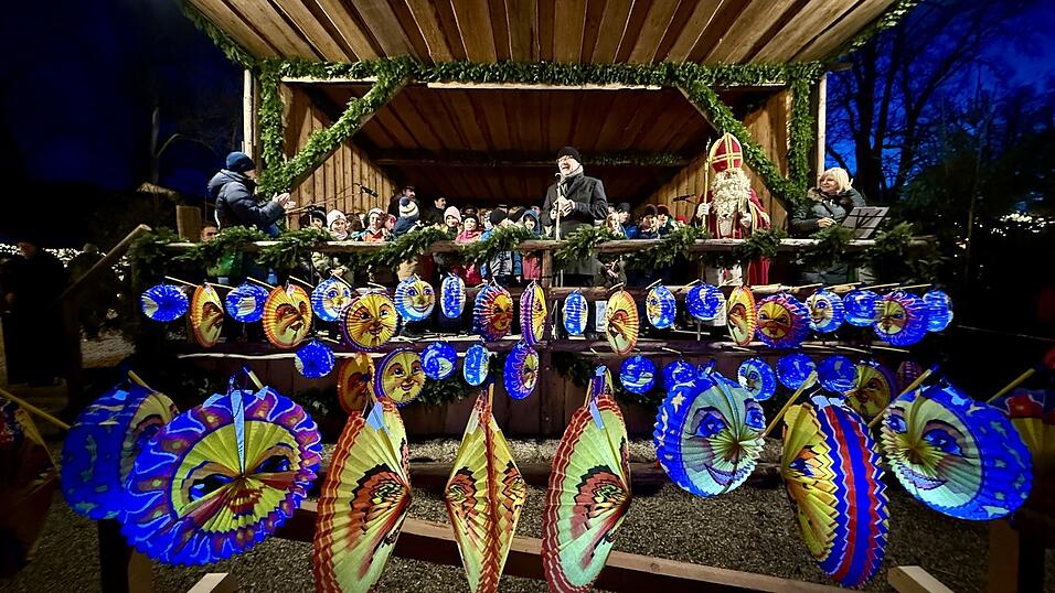 Bei Einbruch der Dunkelheit sorgten Laternen f&uuml;r eine vorweihnachtliche Atmosph&auml;re auf dem Christkindlmarkt.