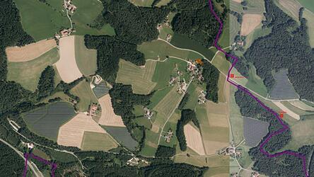 Das linke rote Quadrat zeigt den geplanten Standort des Batteriespeichers, rechts der Alternativvorschlag.