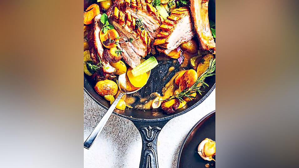 Goa&szlig;bratl mit Erd&auml;pfelschnitz, Wurzelwerk und Bierso&szlig;e.