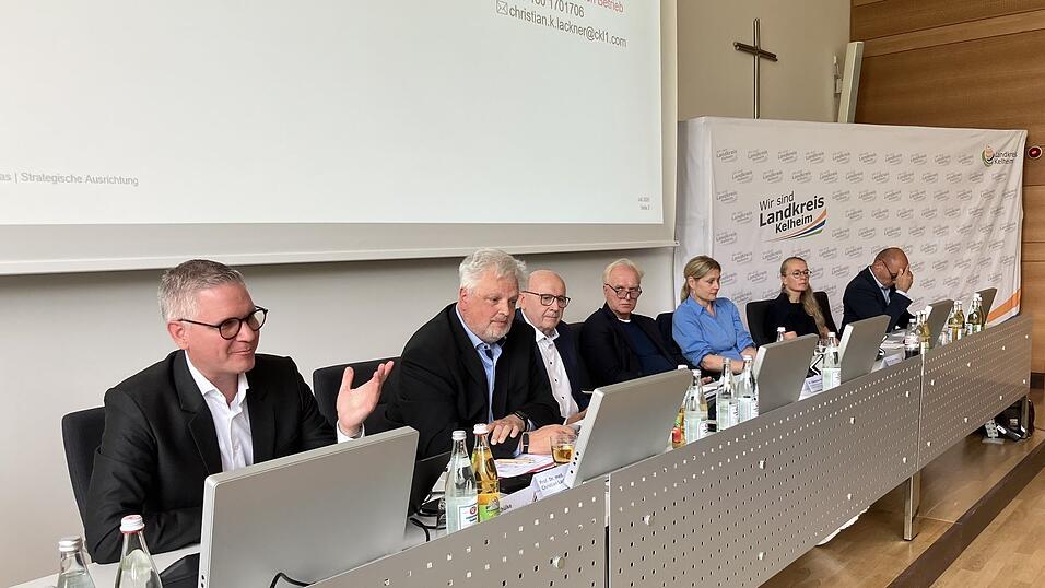 Fabian Schülke und Christian Lackner (v. l.) stellten die Ergebnisse ihres Gutachtens vor, um das Caritas-Krankenhaus St. Lukas strategisch neu auszurichten. Fabian Schülke und Christian Lackner (v. l.) stellten die Ergebnisse ihres Gutachtens vor, um das Caritas-Krankenhaus St. Lukas strategisch neu auszurichten.