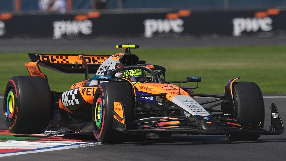 Lando Norris fährt an der Spitze des Feldes. Lando Norris fährt an der Spitze des Feldes.