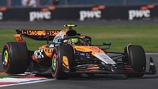 Lando Norris fährt an der Spitze des Feldes. Lando Norris fährt an der Spitze des Feldes.