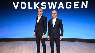 Konzernchef Oliver Blume (l.) präsentiert zusammen mit seinem Finanzvorstand Arno Antlitz die Zahlen fürs erste Halbjahr. (Archivfoto) Konzernchef Oliver Blume (l.) präsentiert zusammen mit seinem Finanzvorstand Arno Antlitz die Zahlen fürs erste Halbjahr. (Archivfoto)
