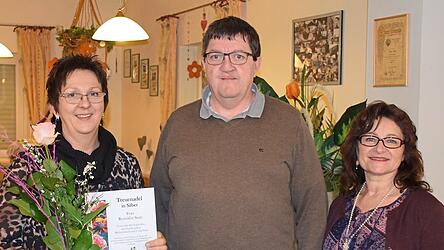 Roswitha Stutz (links) wurde f&uuml;r ihre 25-j&auml;hrige Vereinstreue von Vorsitzenden Gerhard Feldmeier und Rita Holzbauer geehrt.