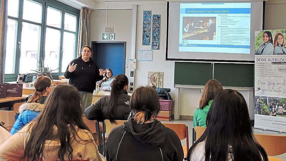 Christel Gmach vom Hotel Birkenhof bei der Vorstellung der Ausbildungsberufe im Gastgewerbe Christel Gmach vom Hotel Birkenhof bei der Vorstellung der Ausbildungsberufe im Gastgewerbe