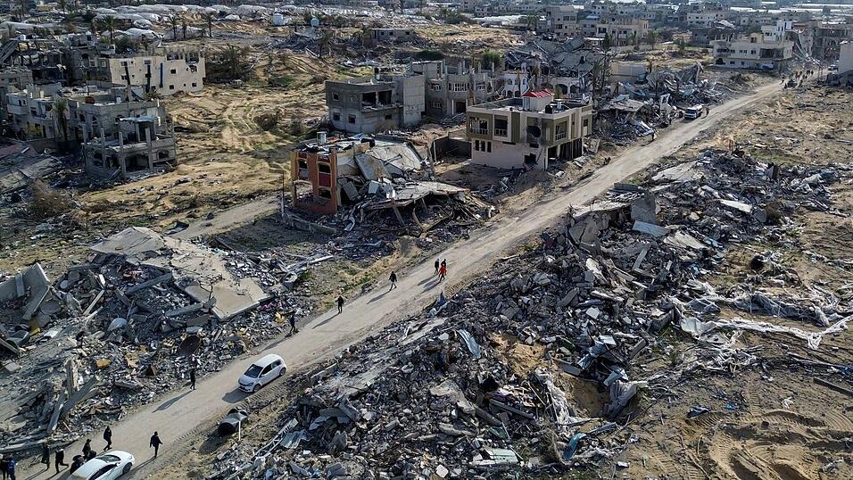 Im weitgehend verwüsteten Gazastreifen hat nach mehr als 15 Monaten Krieg eine Waffenruhe begonnen. Im weitgehend verwüsteten Gazastreifen hat nach mehr als 15 Monaten Krieg eine Waffenruhe begonnen.