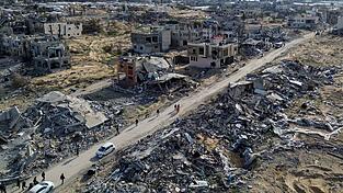 Im weitgehend verwüsteten Gazastreifen hat nach mehr als 15 Monaten Krieg eine Waffenruhe begonnen. Im weitgehend verwüsteten Gazastreifen hat nach mehr als 15 Monaten Krieg eine Waffenruhe begonnen.