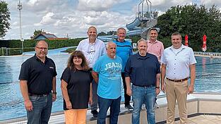 Tauschten sich im Freibad zum Benefizschwimmen aus: (vorne v.r.) Georg Haindl, Christian Berg, Josef Koller, Angelika Wimmer, Stephan Schraml sowie (2. Reihe v.r.) Matthias Maier, Reinhard Hilz und Siegfried Zitzmann.