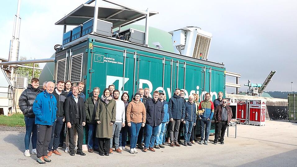 Zwei Jahre lang ist die Pilotanlage von Reverion bei der BioEnergie in Schäferei getestet worden; nun hat das Brennstoffzellenkraftwerk Praxisreife erreicht. Bei der offiziellen Vorstellung wurden auch die Vorteile aufgezeigt: umweltfreundlichere Energieversorgung, Versorgungssicherheit, billiger Strom.