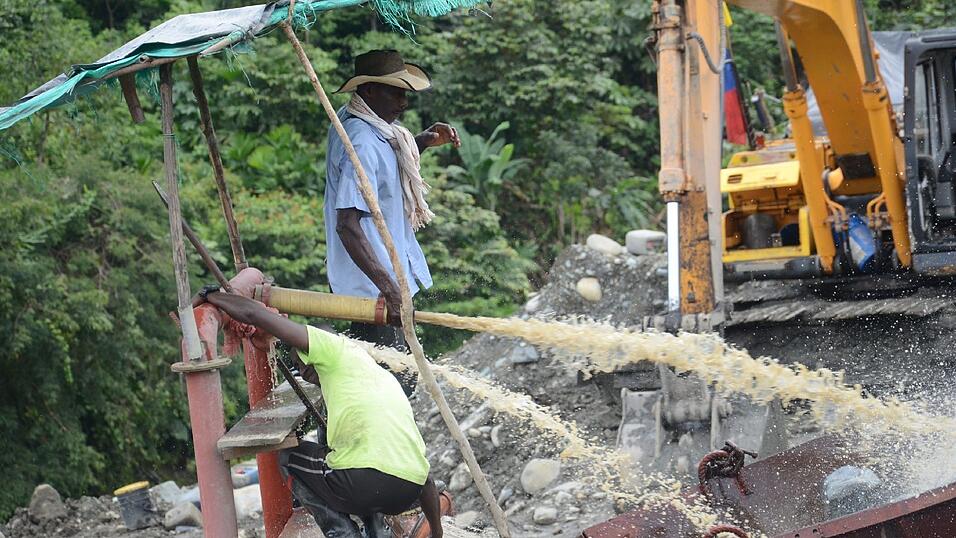 Arbeiter waschen in einer illegalen Goldmine im kolumbianischen Departement Chocó gefördertes Gestein, um darin Gold zu finden. Arbeiter waschen in einer illegalen Goldmine im kolumbianischen Departement Chocó gefördertes Gestein, um darin Gold zu finden.