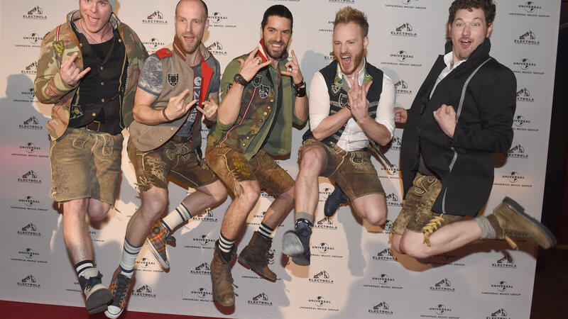 Die Band voxxClub springt bei der 'NEUEN WELLE' der ELECTROLA auf dem roten Teppich in die Luft. Sie geh&ouml;ren zu den insgesamt sechs Kandidaten die beim deutschen Vorentscheid 'Unser Lied f&uuml;r Lissabon' f&uuml;r den Eurovision Song Contest am 22.02.2018 in Berlin an den Start gehen.