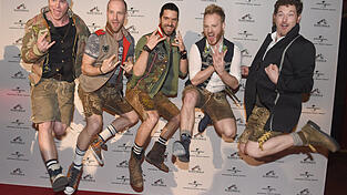 Die Band voxxClub springt bei der 'NEUEN WELLE' der ELECTROLA auf dem roten Teppich in die Luft. Sie gehören zu den insgesamt sechs Kandidaten die beim deutschen Vorentscheid 'Unser Lied für Lissabon' für den Eurovision Song Contest am 22.02.2018 in Berlin an den Start gehen. Die Band voxxClub springt bei der 'NEUEN WELLE' der ELECTROLA auf dem roten Teppich in die Luft. Sie gehören zu den insgesamt sechs Kandidaten die beim deutschen Vorentscheid 'Unser Lied für Lissabon' für den Eurovision Song Contest am 22.02.2018 in Berlin an den Start gehen.