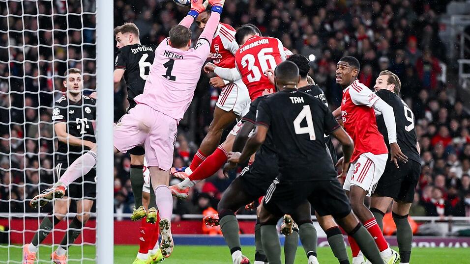 Manuel Neuer (l) sah bei zwei Gegentreffern gegen Arsenal nicht gut aus. Manuel Neuer (l) sah bei zwei Gegentreffern gegen Arsenal nicht gut aus.