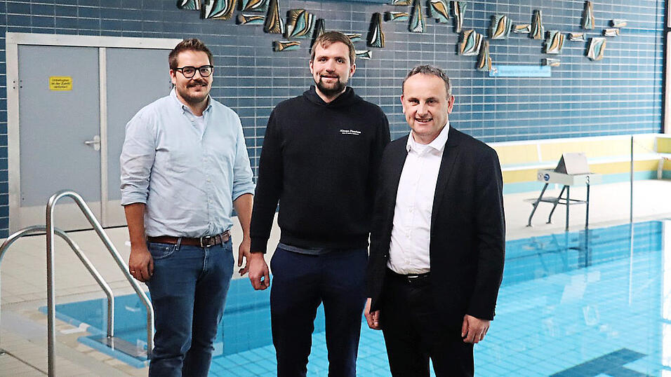 Bauamtsleiter Daniel Reichl und B&uuml;rgermeister Josef Sch&uuml;tz mit Konstantin Uhl von der Firma Neptun. Sie &uuml;bernimmt die Betriebsleitung.