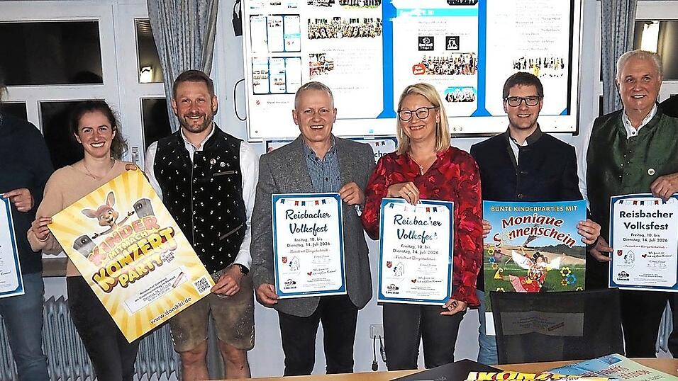 Daniela Ettengruber und der Volksfestausschuss stellen das Programm vor.