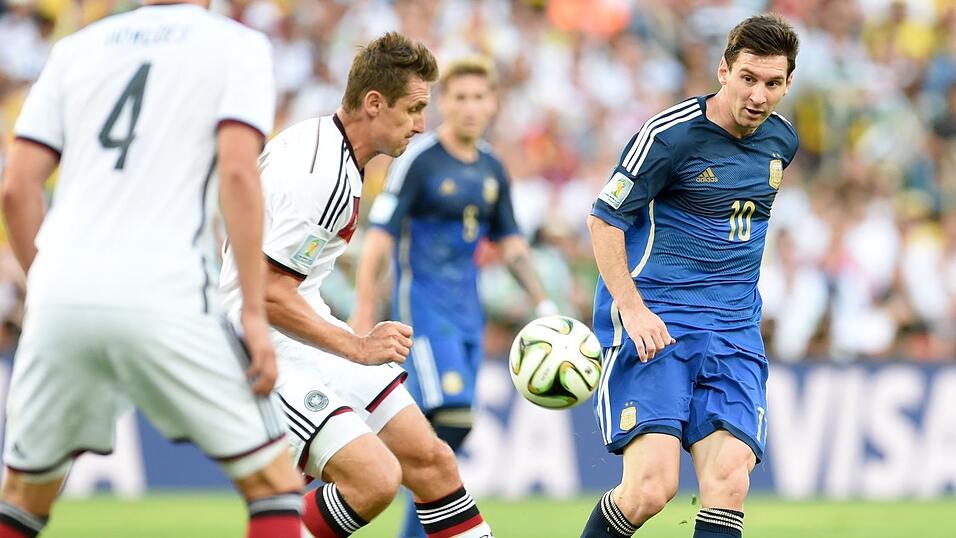 Seltenes Duell im WM-Finale 2014: Lionel Messi (r) und Miroslav Klose. (Archivbild) Seltenes Duell im WM-Finale 2014: Lionel Messi (r) und Miroslav Klose. (Archivbild)