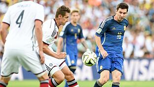 Seltenes Duell im WM-Finale 2014: Lionel Messi (r) und Miroslav Klose. (Archivbild) Seltenes Duell im WM-Finale 2014: Lionel Messi (r) und Miroslav Klose. (Archivbild)