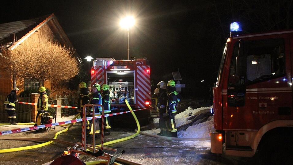 In Kirchroth ist am Donnerstagabend ein Holzstadel im Ortskern aus noch unbekannter Ursache abgebrannt. Die Löscharbeiten gestalteten sich wegen der extremen Kälte schwierig. In Kirchroth ist am Donnerstagabend ein Holzstadel im Ortskern aus noch unbekannter Ursache abgebrannt. Die Löscharbeiten gestalteten sich wegen der extremen Kälte schwierig.