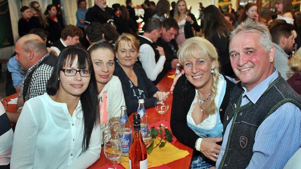 Die besten Bilder vom Wein- und Wei&szlig;bierfest des Burschenvereins Arth und der M&auml;dchengruppe.