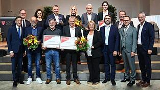 Die Preisträger des Straubinger Unternehmenspreises und der Auszeichnung „TOP-Unternehmen Niederbayerns“ mit den Gastgebern.