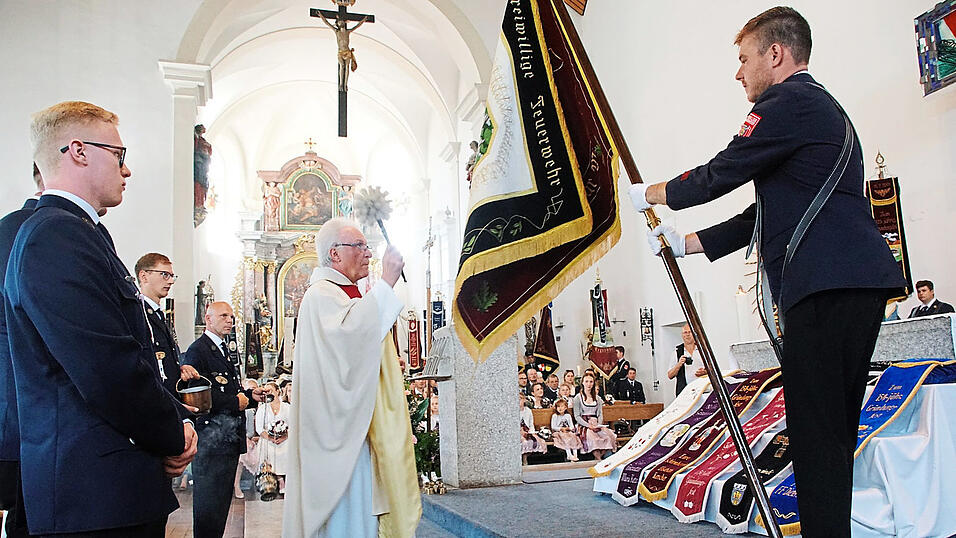 Pfarrer Johann Baier segnete die Vereinsfahne und die Fahnenb&auml;nder.