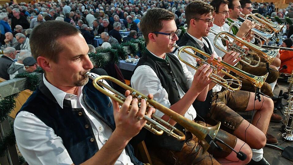 Die Dingolfinger Stadtmusikanten sorgten f&uuml;r musikalische Unterhaltung im gut besuchten Bierzelt.