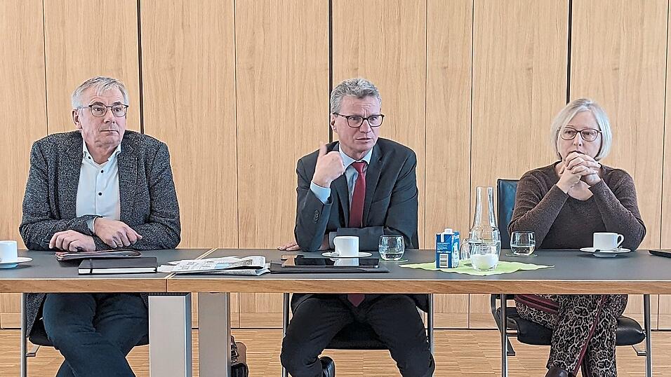 Besorgte Gesichter: Mit Klinik-Vorständin Dr. Inge Wolff präsentierten die Landräte Bumeder (l.) und Sibler das Dilemma der Kliniken. Besorgte Gesichter: Mit Klinik-Vorständin Dr. Inge Wolff präsentierten die Landräte Bumeder (l.) und Sibler das Dilemma der Kliniken.