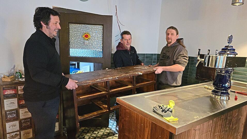 Wenige Stunden vor der Er&ouml;ffnung wurde die Theke von Matthias Meier, Andreas Ortner und Thomas Stauber (v.l.) eingebaut.