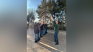 Mit ihrem Tanz wollen sie Zuversicht und Glück bringen. Dafür proben die Schäffler schon fleißig. Mit ihrem Tanz wollen sie Zuversicht und Glück bringen. Dafür proben die Schäffler schon fleißig.