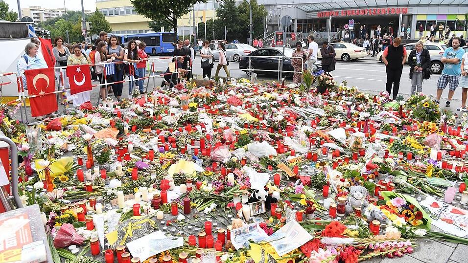 Neun Menschen wurden bei dem rassistischen Anschlag ermordet. Neun Menschen wurden bei dem rassistischen Anschlag ermordet.