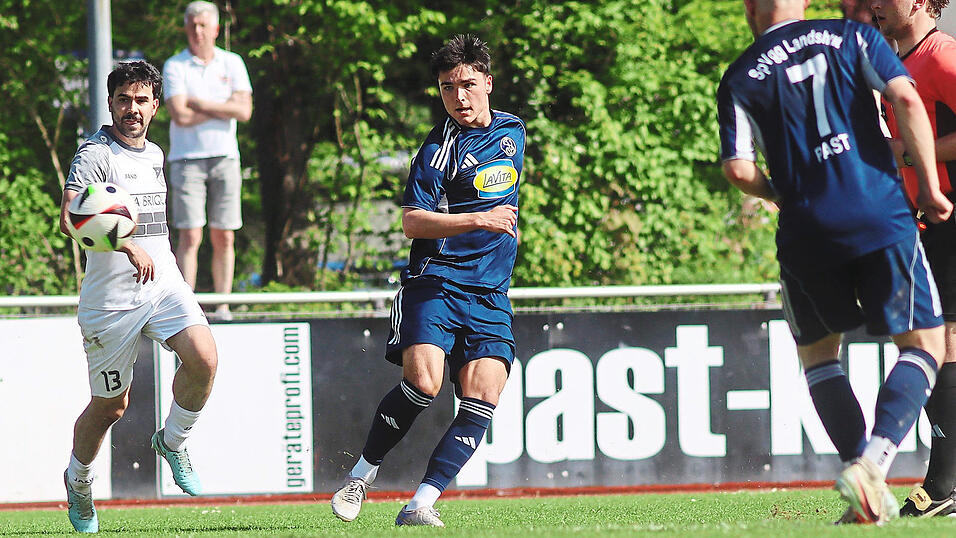 Schuss ins Gl&uuml;ck: Moritz Sossau (Mitte) stand gerade einmal sieben Minuten auf dem Platz, als er sich aus 20 Metern ein Herz fasste und das runde Leder zur 3:1-Vorentscheidung ins lange Eck jagte.