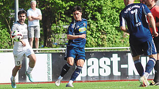 Schuss ins Gl&uuml;ck: Moritz Sossau (Mitte) stand gerade einmal sieben Minuten auf dem Platz, als er sich aus 20 Metern ein Herz fasste und das runde Leder zur 3:1-Vorentscheidung ins lange Eck jagte.