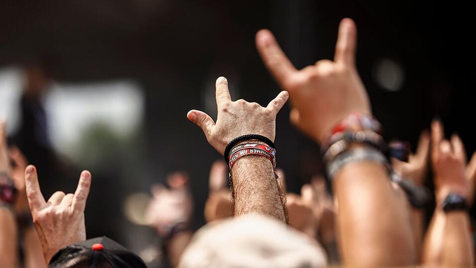 Zuschauer feiern beim Konzert der Band H-Blockx. Zuschauer feiern beim Konzert der Band H-Blockx.