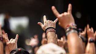 Zuschauer feiern beim Konzert der Band H-Blockx. Zuschauer feiern beim Konzert der Band H-Blockx.