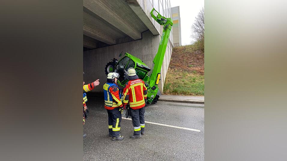 An der Autobahnunterführung bei Altheim war am Freitagvormittag ein Fahrzeug stecken geblieben. An der Autobahnunterführung bei Altheim war am Freitagvormittag ein Fahrzeug stecken geblieben.