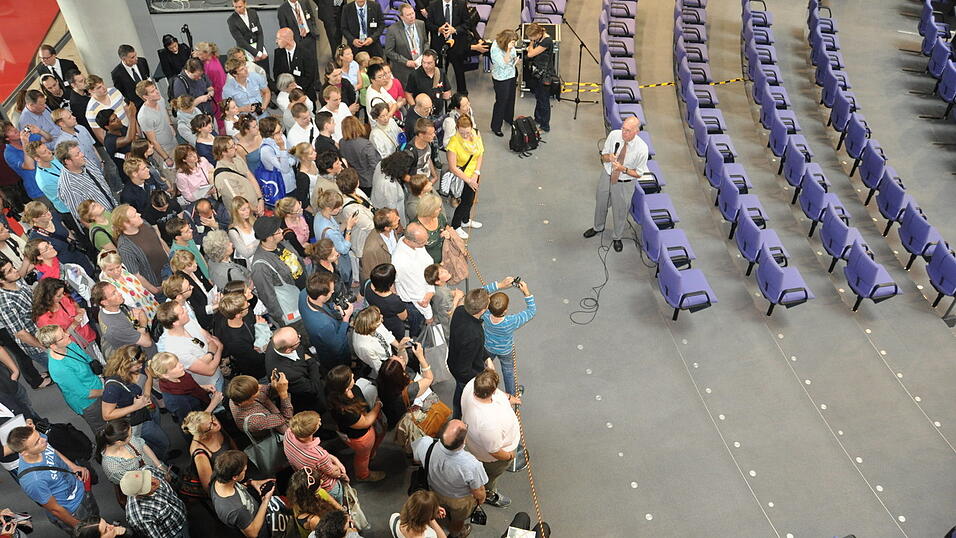 Stefanie Meier (13) besuchte am Tag der Ein- und Ausblicke den Deutschen Bundestag. Dort lernte sie auch Gerda Hasselfeldt (CSU-Landesvorsitzende) kennen. Die ehemalige Ursulinen-Schülerin freute sich, eine Straubingerin in Berlin zu sehen. Stefanie Meier (13) besuchte am Tag der Ein- und Ausblicke den Deutschen Bundestag. Dort lernte sie auch Gerda Hasselfeldt (CSU-Landesvorsitzende) kennen. Die ehemalige Ursulinen-Schülerin freute sich, eine Straubingerin in Berlin zu sehen.