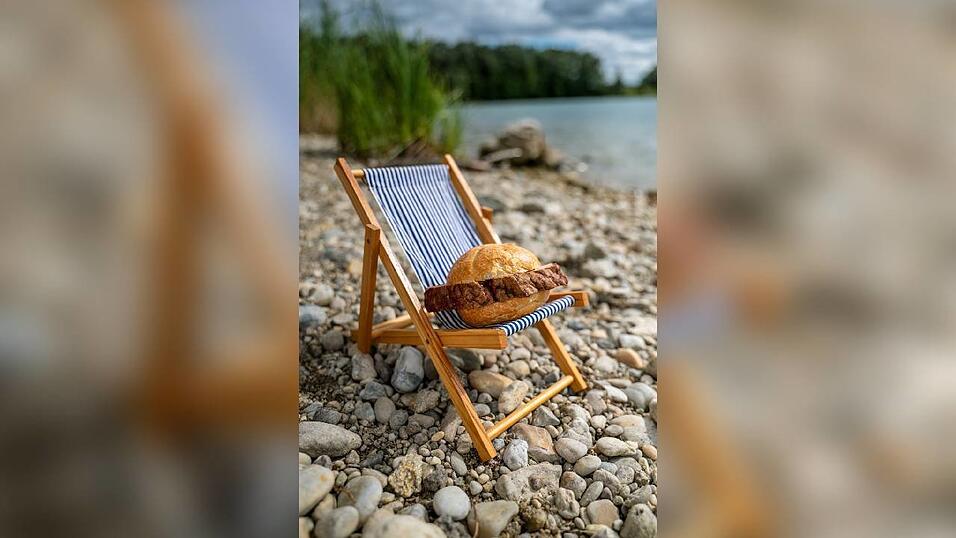 Ganz entspannt am Ufer: Auch eine&nbsp;Leberkassemmel braucht mal eine Pause. Nur eines der vielen Motive des Leberkas-Kalenders 2023.&nbsp;