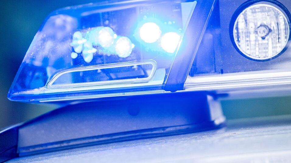 Die Polizei ermittelt gegen Unbekannt wegen Verdachts der fahrlässigen Körperverletzung und einer Ordnungswidrigkeit. (Symbolbild) Die Polizei ermittelt gegen Unbekannt wegen Verdachts der fahrlässigen Körperverletzung und einer Ordnungswidrigkeit. (Symbolbild)