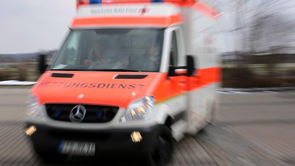 Der Rettungsdienst r&uuml;ckte zu der Unfallstelle aus. (Symbolbild)