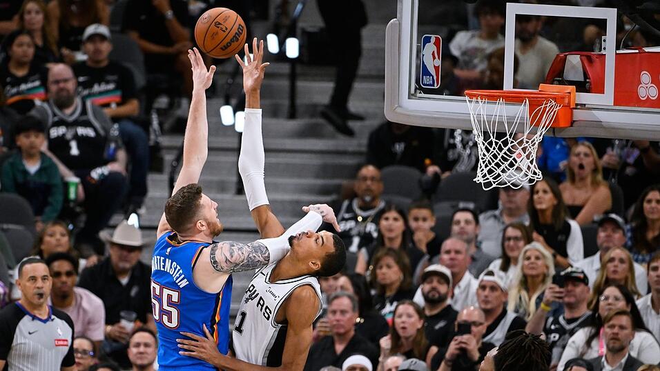 Isaiah Hartenstein (links) legte für Oklahoma in Spiel fünf gegen die San Antonio Spurs um Starspieler Victor Wembanyama 15 Rebounds auf. Isaiah Hartenstein (links) legte für Oklahoma in Spiel fünf gegen die San Antonio Spurs um Starspieler Victor Wembanyama 15 Rebounds auf.