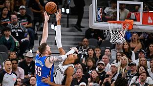 Isaiah Hartenstein (links) legte für Oklahoma in Spiel fünf gegen die San Antonio Spurs um Starspieler Victor Wembanyama 15 Rebounds auf. Isaiah Hartenstein (links) legte für Oklahoma in Spiel fünf gegen die San Antonio Spurs um Starspieler Victor Wembanyama 15 Rebounds auf.