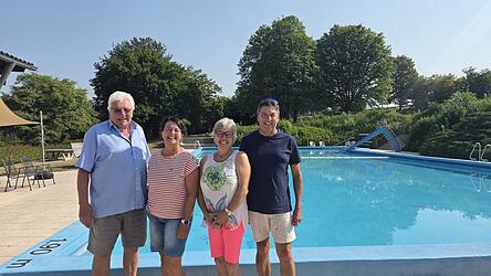 Die Vorstandschaft des F&ouml;rdervereins Freibad Grafenwiesen: Alois Br&uuml;ndl, Monika Lohberger, Renate Budweiser und Sepp Stoiber. Sie suchen weitere Helfer, um die Anlage, die 1972 er&ouml;ffnet wurde, f&uuml;r zuk&uuml;nftige Generationen erhalten zu k&ouml;nnen.