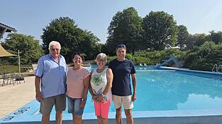 Die Vorstandschaft des Fördervereins Freibad Grafenwiesen: Alois Bründl, Monika Lohberger, Renate Budweiser und Sepp Stoiber. Sie suchen weitere Helfer, um die Anlage, die 1972 eröffnet wurde, für zukünftige Generationen erhalten zu können. Die Vorstandschaft des Fördervereins Freibad Grafenwiesen: Alois Bründl, Monika Lohberger, Renate Budweiser und Sepp Stoiber. Sie suchen weitere Helfer, um die Anlage, die 1972 eröffnet wurde, für zukünftige Generationen erhalten zu können.