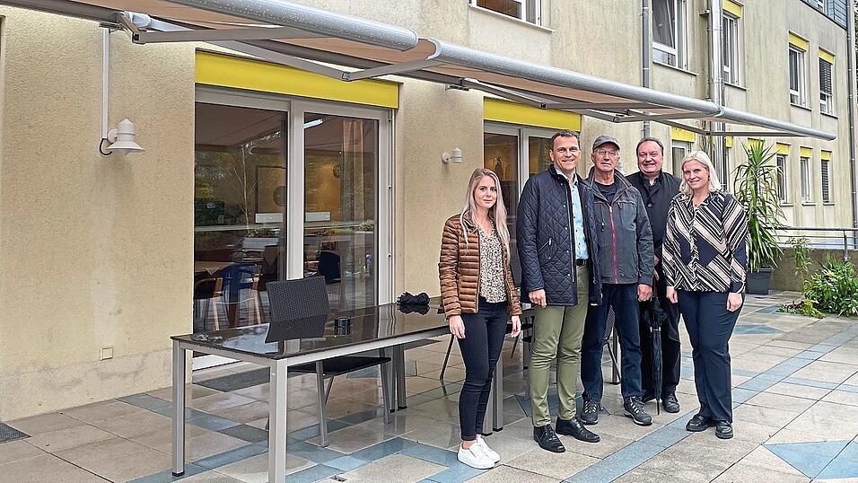 Mehr Schatten auf der Terrasse: Angelina Parchomenko und B&uuml;rgermeister Thomas Memmel (v. l.) begutachteten die neuen Markisen am Seniorenheim in Neustadt.