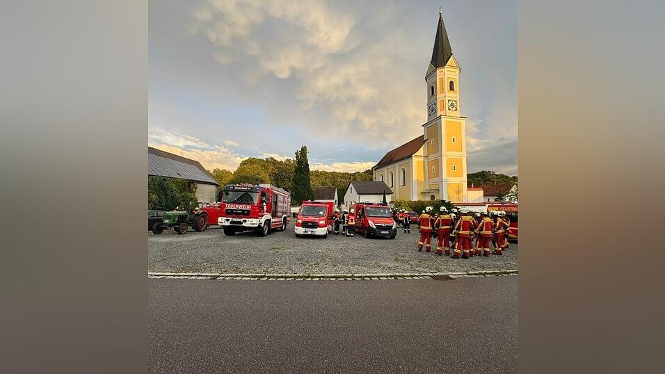 Feuerwehrgroßübung mit den Feuerwehren aus Bayerbach, Greilsberg, Hölskofen, Unholzing und Oberköllnbach.