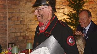 Der Kabarettist Norbert Neugirg von der Altneihauser Feierwehrkapell’n las dem scheidenden Firmenchef Rupert Heider (im Hintergrund) die Leviten, was dieser mit Humor nahm. Der Kabarettist Norbert Neugirg von der Altneihauser Feierwehrkapell’n las dem scheidenden Firmenchef Rupert Heider (im Hintergrund) die Leviten, was dieser mit Humor nahm.
