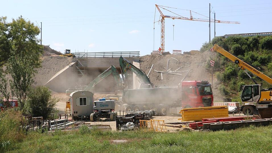 Die Brücke zwischen Ginglkofen und Gaunkofen: Die neue Stahlbeton-Konstruktion steht bereits. Die Brücke zwischen Ginglkofen und Gaunkofen: Die neue Stahlbeton-Konstruktion steht bereits.
