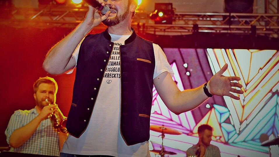 Franz Aichinger ist auf vielen Bühnen gefordert: Zum Beispiel als Frontmann der Band Donnervögel Franz Aichinger ist auf vielen Bühnen gefordert: Zum Beispiel als Frontmann der Band Donnervögel